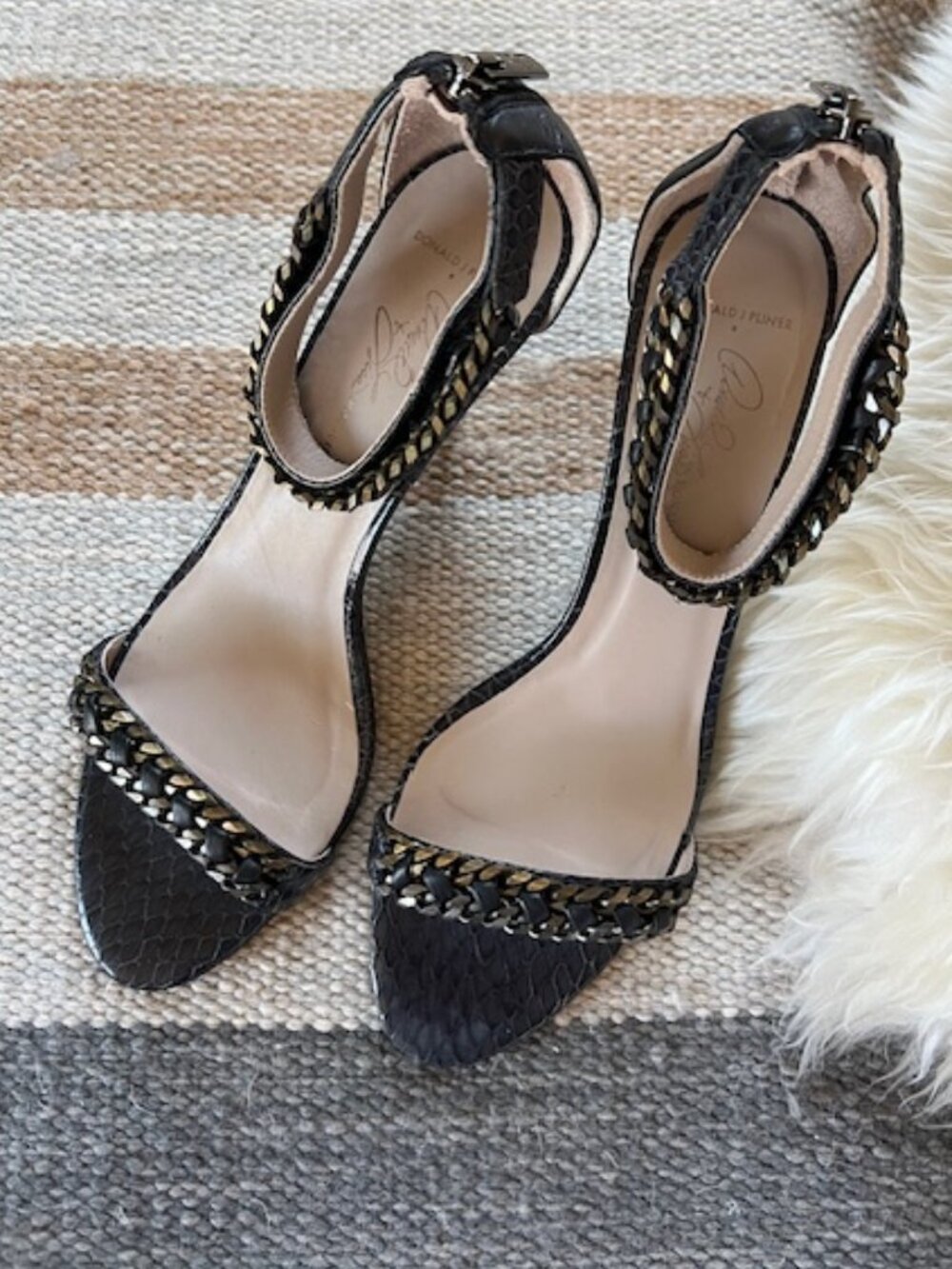 Donald and Lisa Pliner Signature Shoe. Size 9